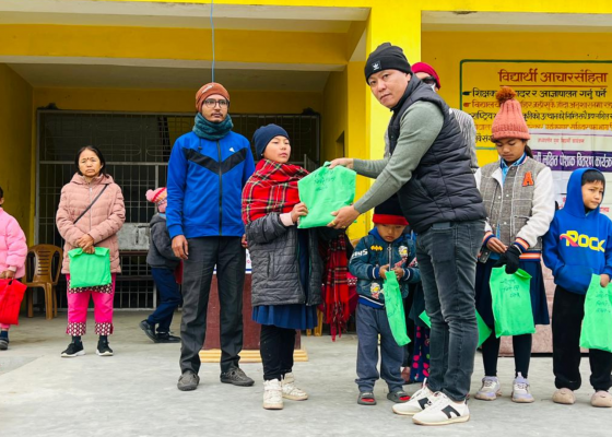 केराबारीका अध्यक्ष मिरिङचिङले गरे विपन्न विद्यार्थीहरूलाई न्यानो पोशाक वितरण