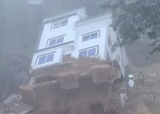 ललितपुरमा साढे दुई तले घर ढल्यो