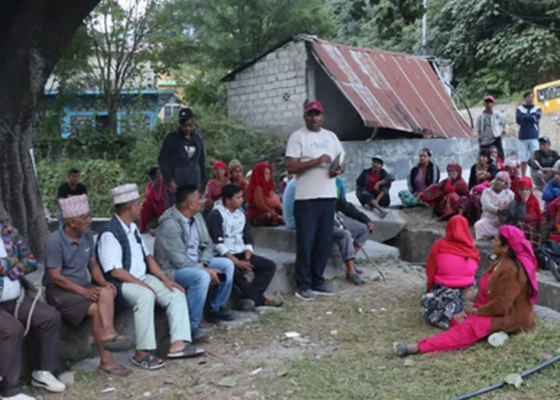 बाढीले घरबार बगाएपछि फर्सेवासीको दसैँ खल्लो, आफन्तको आश्रयमा पीडित परिवार बाढीले घरबार बगाएपछि फर्सेवासीको दसैँ खल्लो, आफन्तको आश्रयमा पीडित परिवार